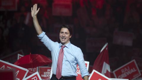Премьер-министр Канады удивил яркими носками (ФОТО)