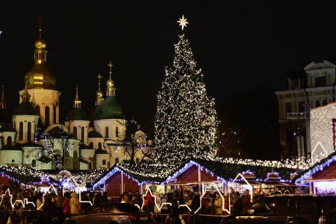 В Киеве начали украшать новогоднюю елку