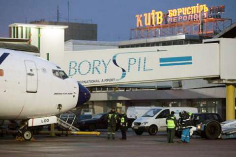 В "Борисполе" мужчина попытался пронести пистолет на борт самолета В "Борисполе" мужчина попытался пронести пистолет на борт самолета