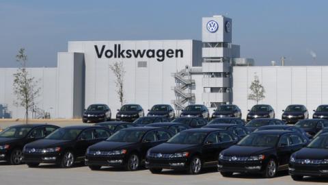 Volkswagen впервые за 13 лет сократил продажи автомобилей во всем мире Volkswagen впервые за 13 лет сократил продажи автомобилей во всем мире
