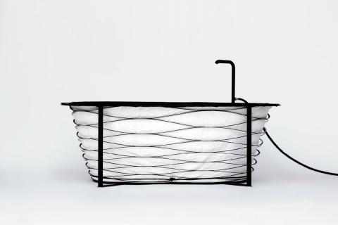 Немецкий дизайнер изобрела ванну, которую можно засунуть в сумку (ФОТО)