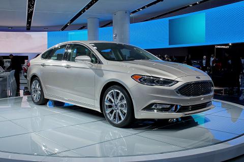 Компания Ford официально представила усовершенствованный седан Fusion (ФОТО)