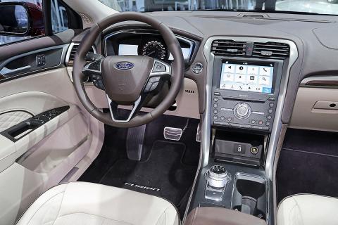 Компания Ford официально представила усовершенствованный седан Fusion (ФОТО)