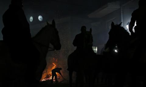 Лас Люминарис: на коне сквозь огонь (ФОТО)