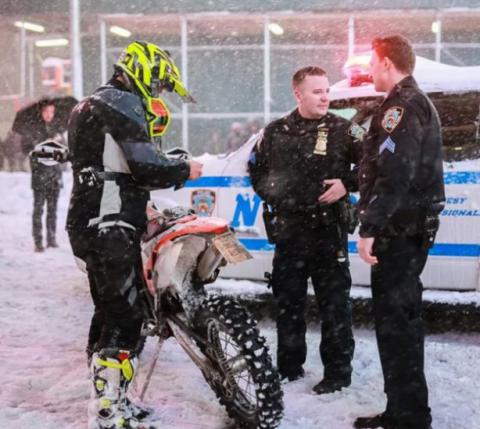 Нью-Йорк под снегом: забавные снимки от жителей города (ФОТО) 