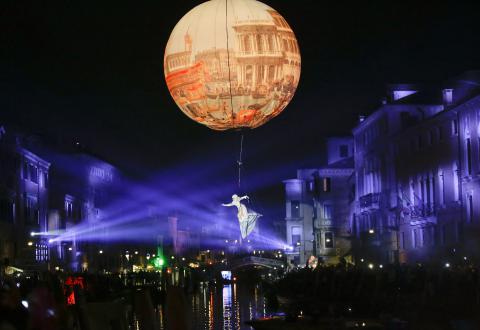 Гуляния и возлияния: в Венеции начался карнавал (ФОТО)