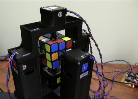 Американцы создали робота, собирающего кубик Рубика за 1 секунду (ВИДЕО)