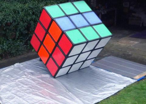 Британский дизайнер создал гигантский кубик Рубика (ВИДЕО)
