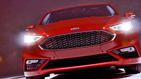 Компания Ford научила седан Fusion V6 Sport "перепрыгивать" ямы (ВИДЕО)