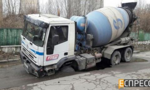 В Киеве бетономешалка провалилась под асфальт (видео)
