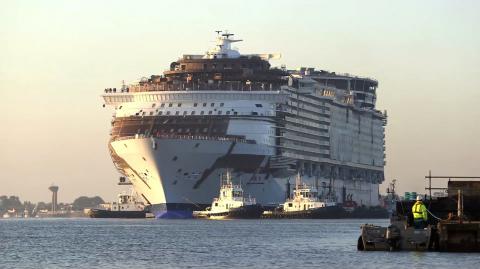 Во Франции впервые вышел в море самый большой круизный лайнер в мире (ВИДЕО)
