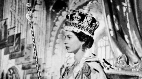 1953  - ЕЛИЗАВЕТУ II короновали в Вестминстере