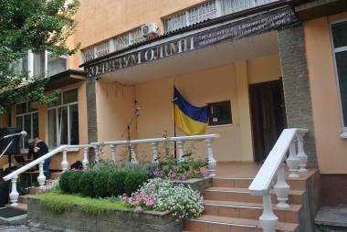 В Киеве госадминистрация отбирает помещение у частной школы "Олимп" В Киеве госадминистрация отбирает помещение у частной школы "Олимп"