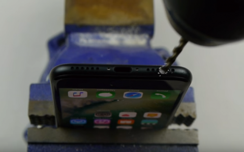 Владельцы iPhone 7 попались на обман: нельзя сверлить новый телефон Apple Владельцы iPhone 7 попались на обман: нельзя сверлить новый телефон Apple