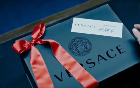 Рождественская фабрика подарков в новом видео Versace Рождественская фабрика подарков в новом видео Versace