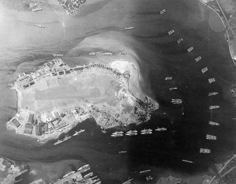 Неизвестный Перл-Харбор: 75 лет назад во время бомбардировки японской авиации (ФОТО) Неизвестный Перл-Харбор: 75 лет назад во время бомбардировки японской авиации (ФОТО)