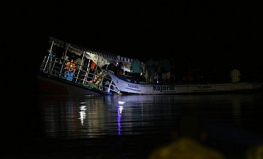 В Индии перевернулась лодка с туристами: больше 15 погибших