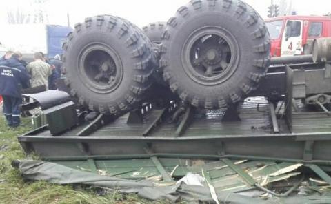 В Запорожье перевернулся военный грузовик: водитель погиб - фото