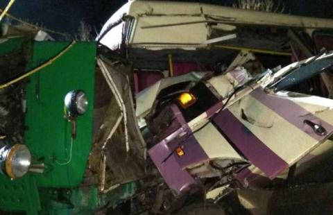 Автобус столкнулся с двумя тракторами: 13 пострадавших - фото