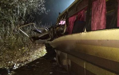 Автобус столкнулся с двумя тракторами: 13 пострадавших - фото