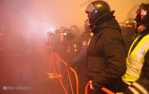 Столкновения возле здания МВД: полиция подтвердила задержание 4 активистов