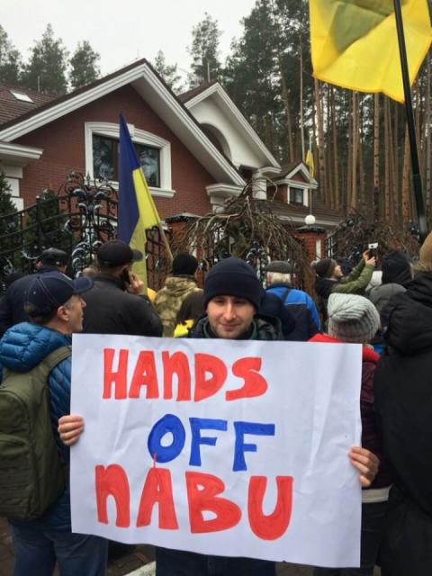 Акция под домом Луценко: активисты привезли клетчатое одеяло. А Генпрокурор на работе