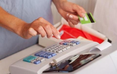 Украинцы все чаще используют для расчетов платежные карты