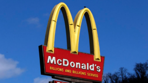 McDonald's впервые в истории изменил логотип