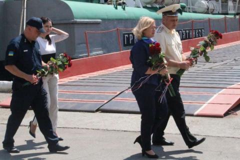 Ирина Геращенко и Ирина Фриз вручили знаки отличия Верховной Рады Украины представителям Одесского отряда морской охраны ГПСУ