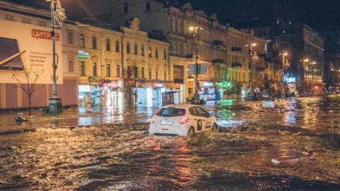 Воды по пояс: Киев снова затопило из-за мощного ливня (видео)