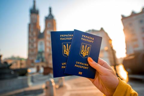 Порошенко: Украинцы могут ездить без виз в 90 стран, еще в 41 могут получить визу в аэропорту