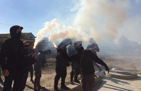Дело Ганздюк: к дому Павловского пришли с дымовыми шашками - фото Дело Ганздюк: к дому Павловского пришли с дымовыми шашками - фото