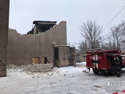 В Кривом Роге обрушилась крыша бывшего кинотеатра: фото