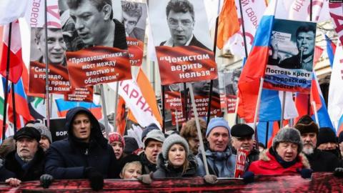 В Россия прошли массовые марши памяти Немцова: участники скандируют "Украина, мы с тобой"