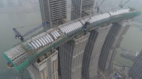 В Китае достраивают первый в мире горизонтальный небоскреб: видео
