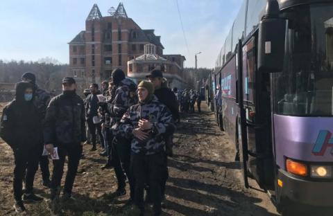 Сотни активистов пикетируют дом Гладковского под Киевом: фото и видео
