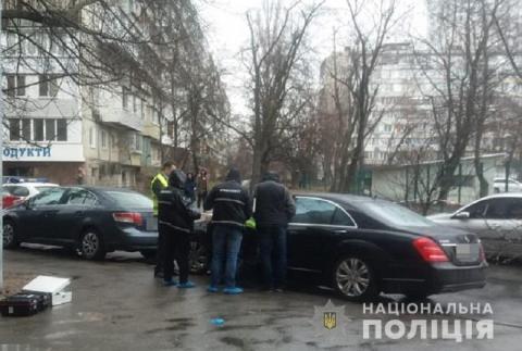 В Киеве неизвестный прострелил голову мужчине в Мерседесе: фото