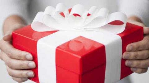 Приметы и суеверия: почему нельзя дарить подарки заранее