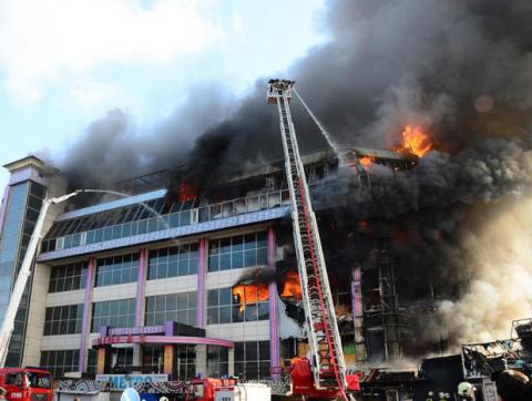 Сильнейший пожар охватил торговый центр в Баку: видео и фото