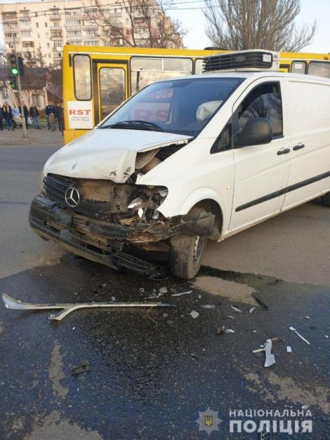 В Одессе автомобиль на "евробляхах" сбил трех нацгвардейцев, есть погибший: фото и видео