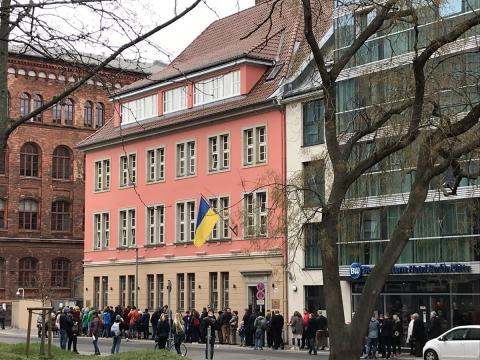 Как голосуют украинцы в Праге, Берлине и Таллинне: фото