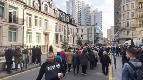 Возле офиса Зеленского устроили митинг пенсионеров и студентов: возникли столкновения