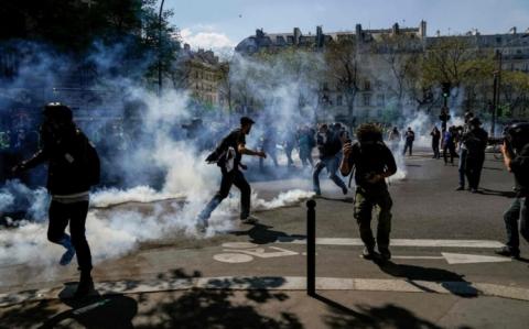 Протесты в Париже переросли в столкновения, полиция применила слезоточивый газ