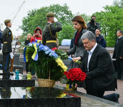 Президентская чета во Львове почтили память погибших Героев Небесной Сотни и участников АТО
