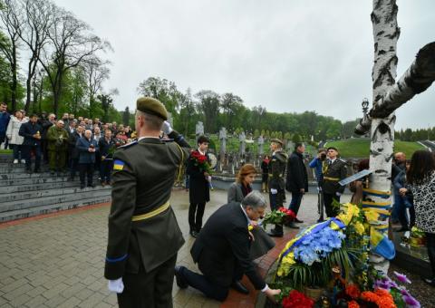 Президентская чета во Львове почтили память погибших Героев Небесной Сотни и участников АТО