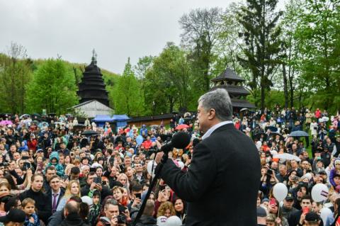 Украина защитит свои достижения за последние 5 лет - Президент во Львове