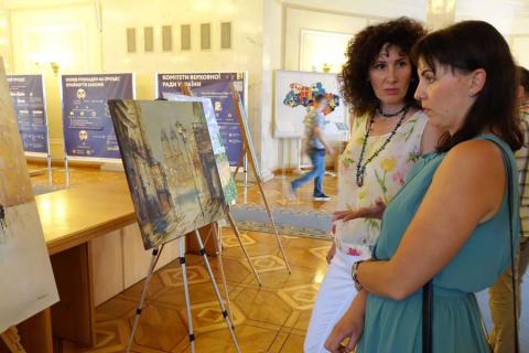 В парламенте развернута выставка любительской живописи «Краски мира»