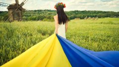 В Киеве президент Зеленский торжественно поднял государственный флаг: детали, фото и видео