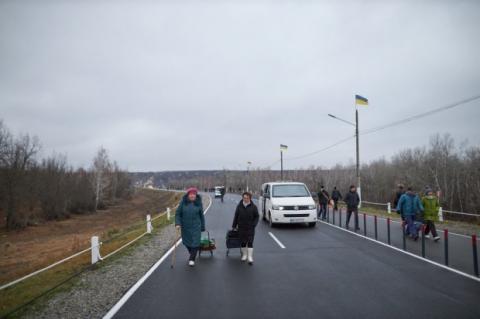 Зеленский принял участие в открытии моста в Станице Луганской: видео, фото