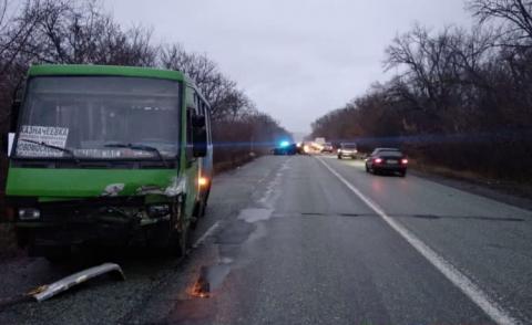 Автомобиль въехал в автобус в Днепропетровской области: двое погибших